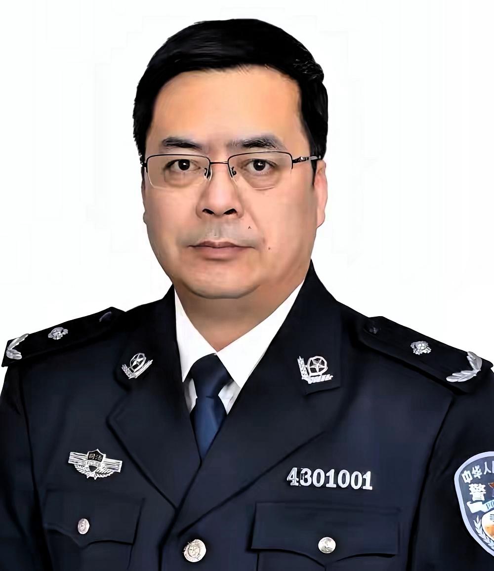 这通报看得人直摇头。

管了一辈子监狱的“大管家”，临了大概率要亲自进去走一遭了