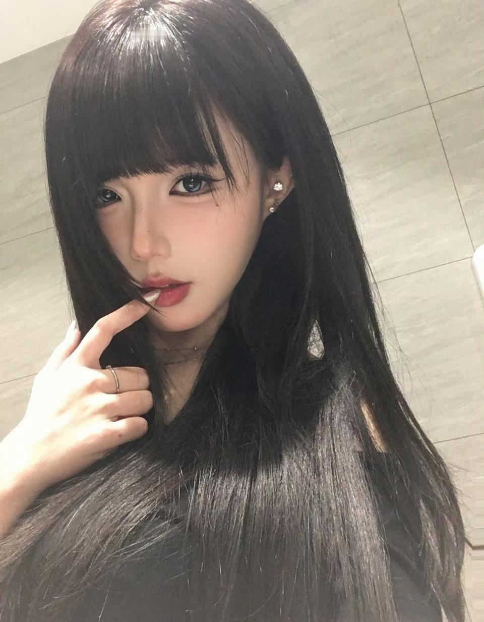 别盯着看，会心动的，
​
你眼里，看到几分我的小心思？
​
故事要不要，由你开头