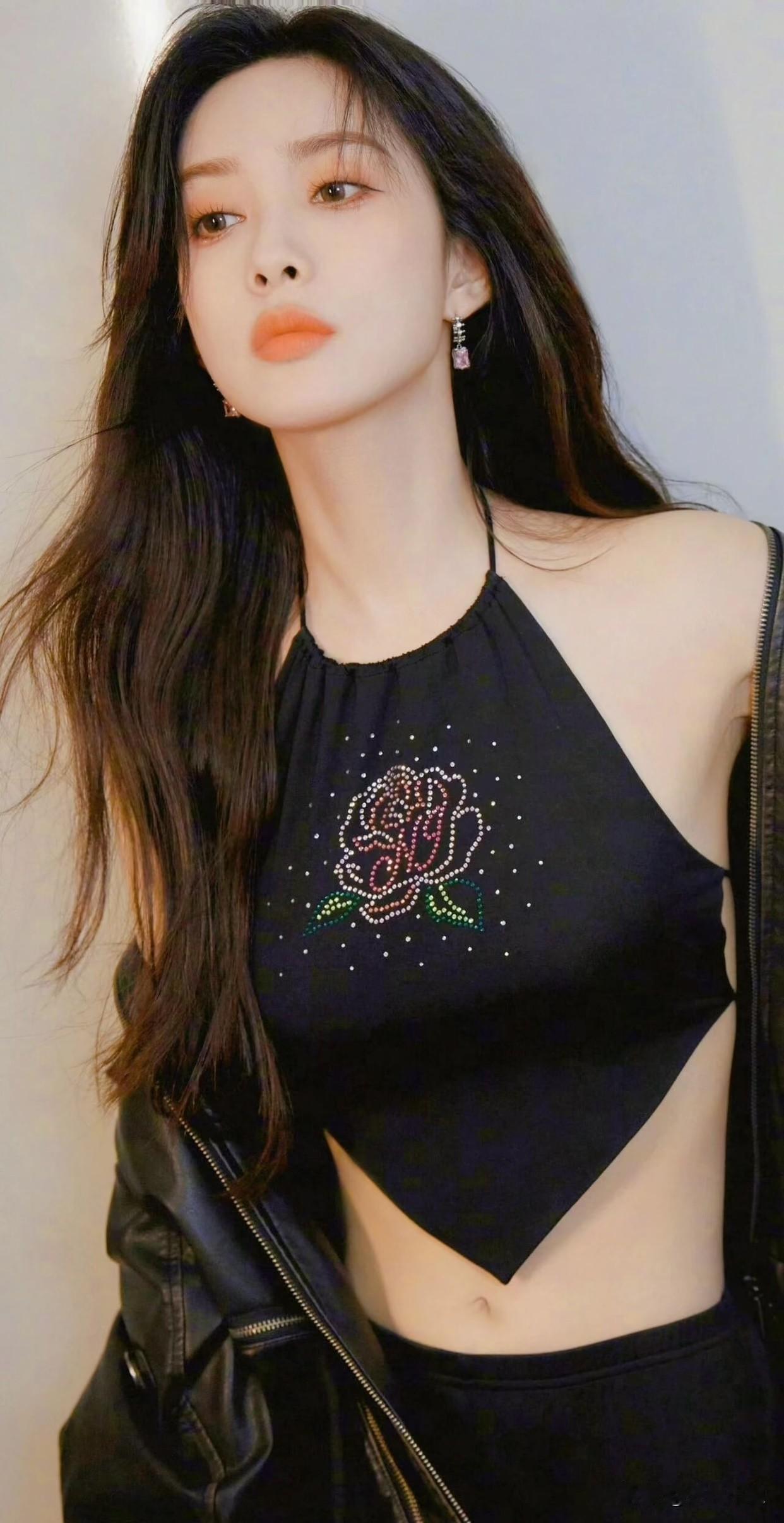 孟子义冷艳辣妹氛围感！

一身全黑穿搭又美又飒，挂脖三角吊带点缀烫钻玫瑰图案，后