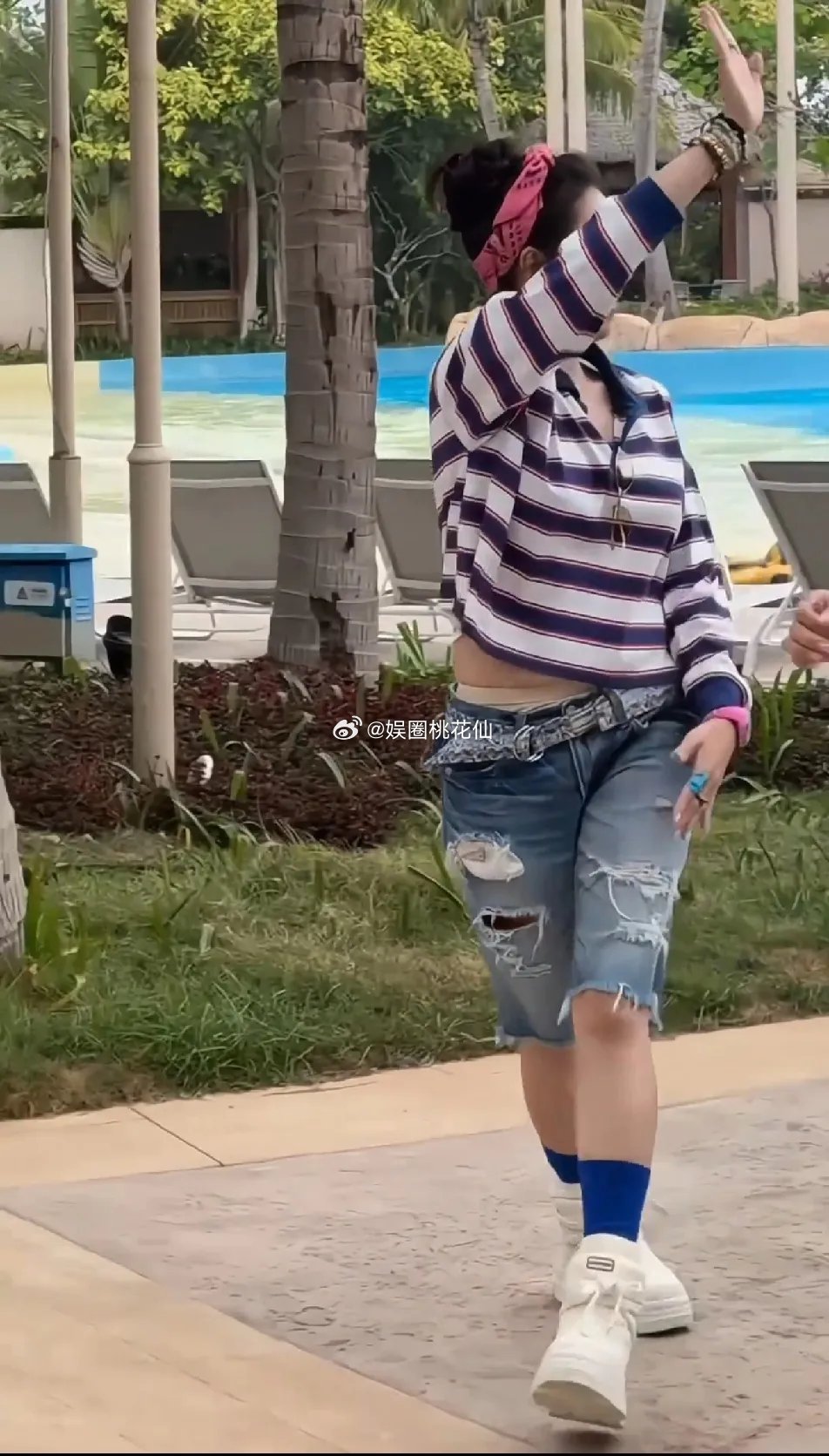 那么瘦的张柏芝居然肚子上也有那么多肉！穿了超短上衣的张柏芝一抬手，才发现姐的肚腩