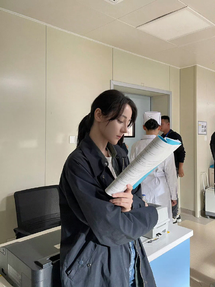 迪丽热巴邓妍现场抓拍迪丽热巴镜头外的邓妍 瞬间圈粉！迪丽热巴与邓妍现场抓拍画面暖