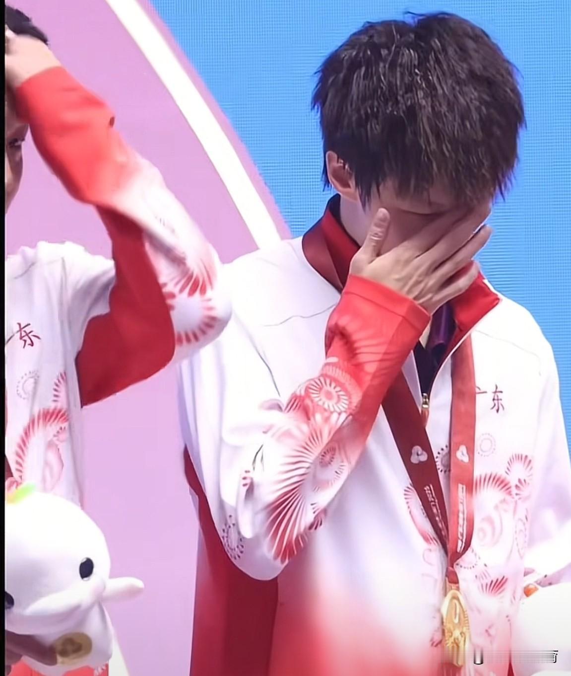 林高远哭了[流泪][流泪]颁奖典礼上的林高远，拿着金牌掂了掂，抬头望向天空很久，