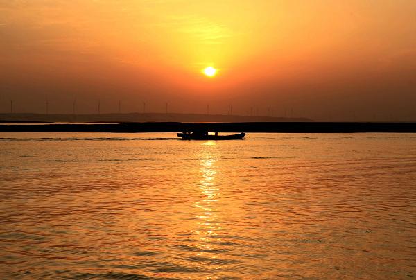 夕阳·鄱阳湖。
鄱阳湖，位于江西省南昌、九江、上饶三市，是我国第一大淡水湖，也是