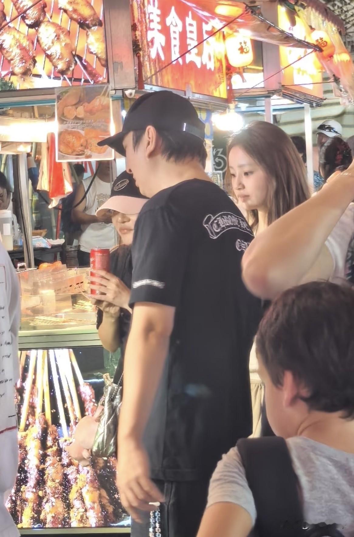 38岁王思聪现身香港，带懒懒吃路边摊，排队买大肉串好接地气。

10月20日晚，