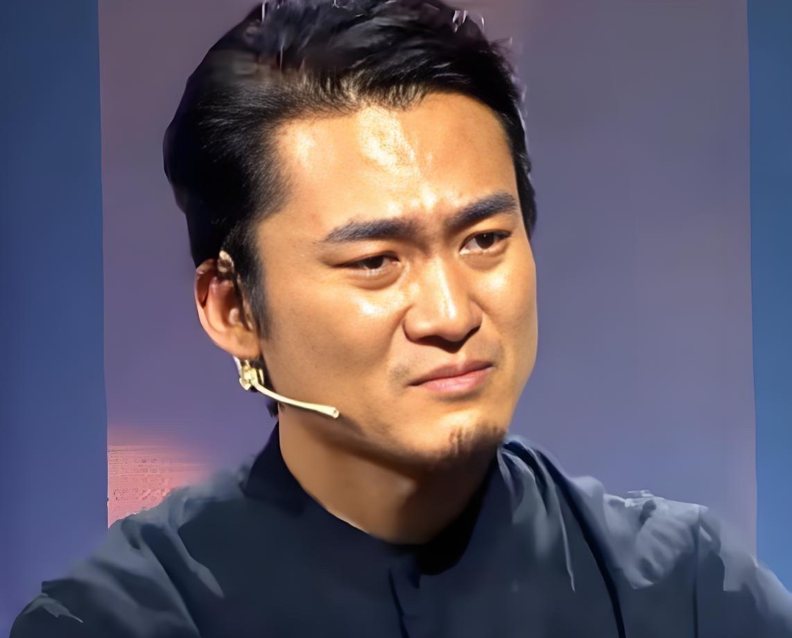 黑龙江一男孩父母接连去世，学习成绩特别好，却没钱继续读书。他哭着跪在校长面前，苦