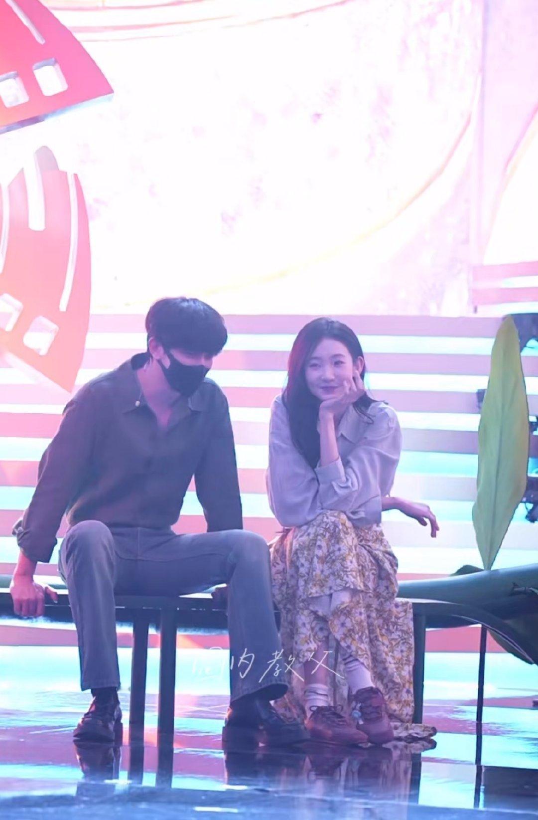 张艺凡夏之光蛐蛐啥呢北影节彩排独家现场来啦！张艺凡和夏之光同框坐在长凳上热聊，俊