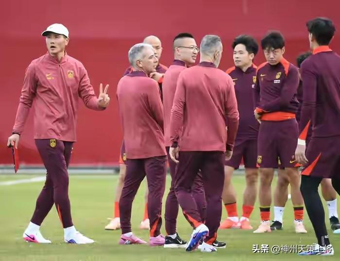 龙抬头迎新阵！国足新名单：稳字当头 青春提速，泰山三将入围
 
二月二龙抬头，中