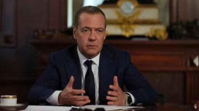 凤凰新闻【梅德韦杰夫：特朗普风格鲁莽，但有时非常有效】特朗普上台后，美俄关系回暖