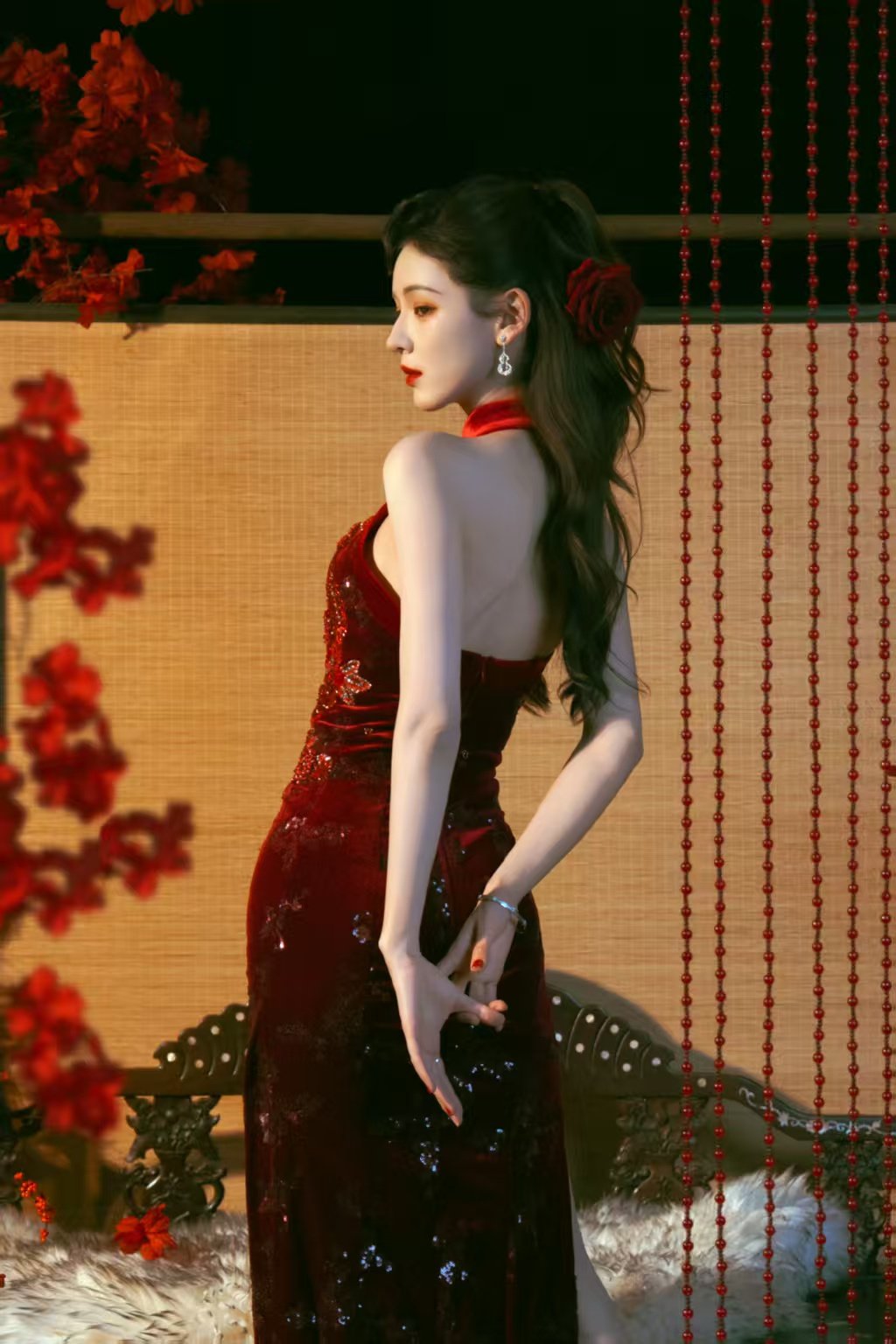张予曦新中式红色挂脖旗袍张予曦旗袍统治区珠帘之下，是一朵玫瑰盛开~张予曦旗袍统治