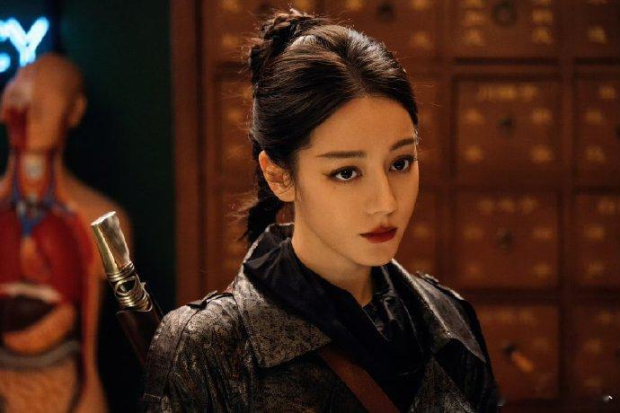 李雪琴 要不人家是迪丽热巴呢迪丽热巴的颜值真的抗打，躺着拍都美到窒息，聂九罗不仅