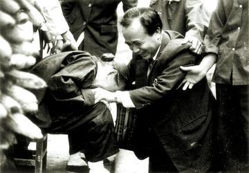1955年，大陈村全部1.7万村民被老蒋用美舰分四批带走。一路上，村民身上被别着