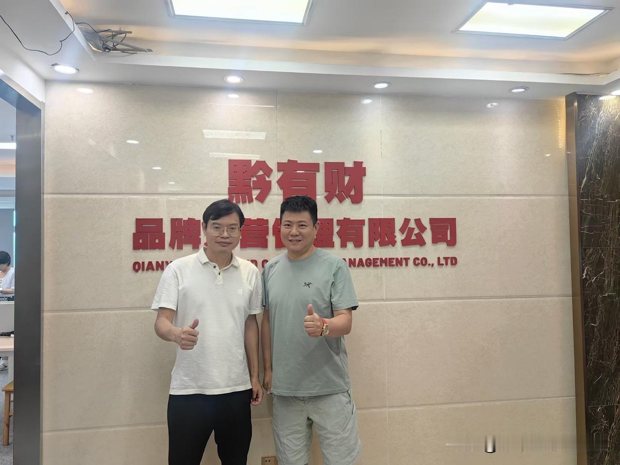 走访学员企业黔有财地摊火锅
40元人均18元自助贵州酸汤锅
​2年开出35家店今