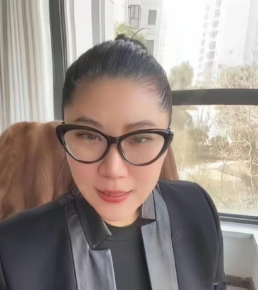 相由心生不是没道理的。 
CoCo真的变了，
你看她跟谢贤分开以后，
整个人的气
