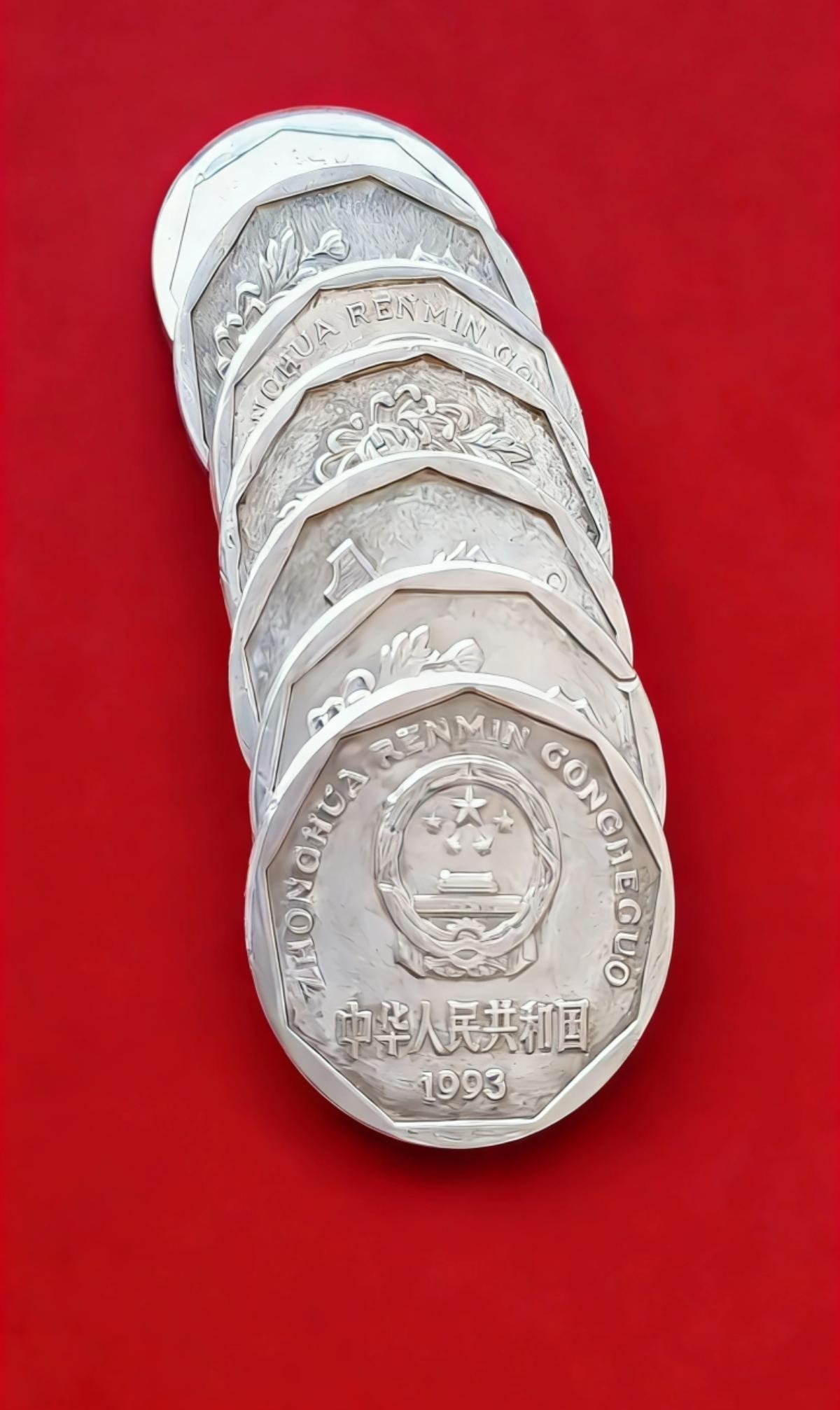 说菊花一角硬币100万一枚，这妥妥是假消息啊。菊花一角是我国第三套流通硬币，从1