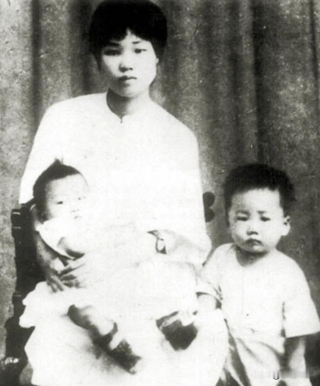 贺子珍失去6个亲生骨肉，却在莫斯科把杨开慧的两个儿子养大，毛岸英临别前握着钢笔说