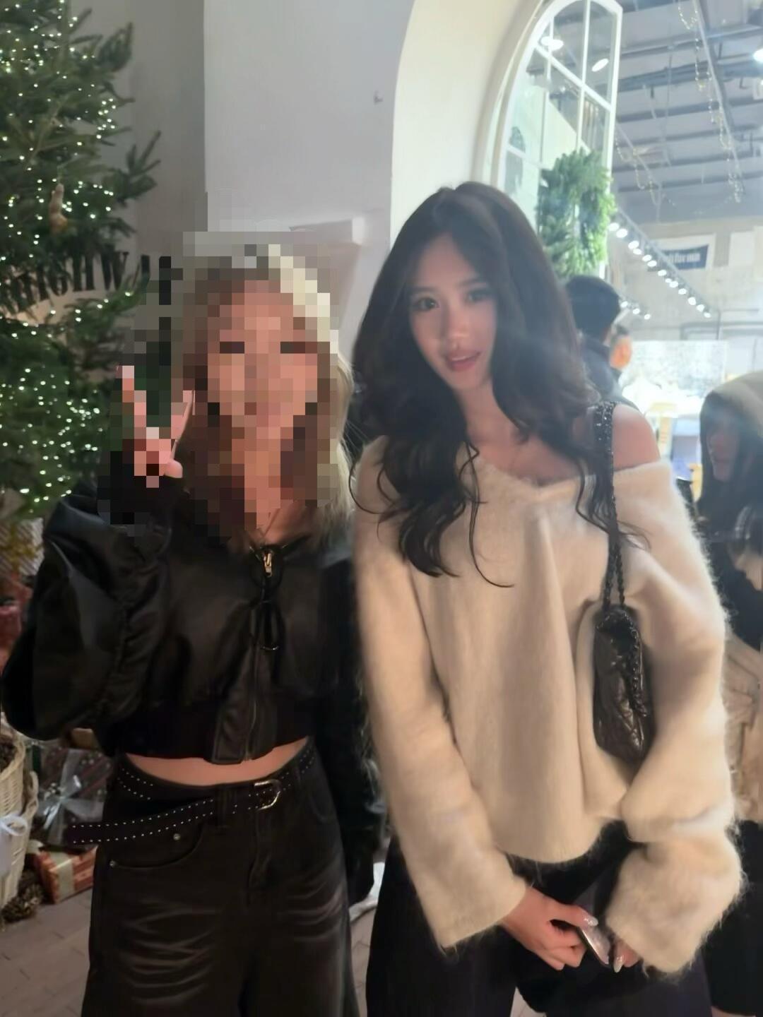 网友偶遇考拉，钟丽缇的基因真是一点没浪费，她的每一个孩子都好美好美，而且各有各的