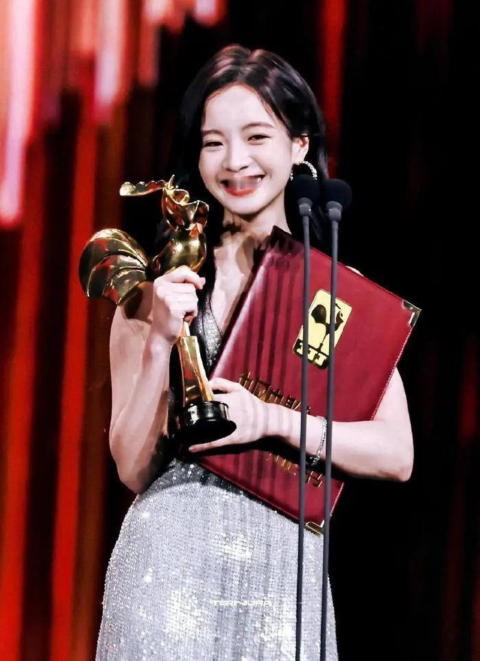 李庚希凭《我们一起摇太阳》获金鸡影后，却引争议。影片原定春节档上映后撤档，再上映