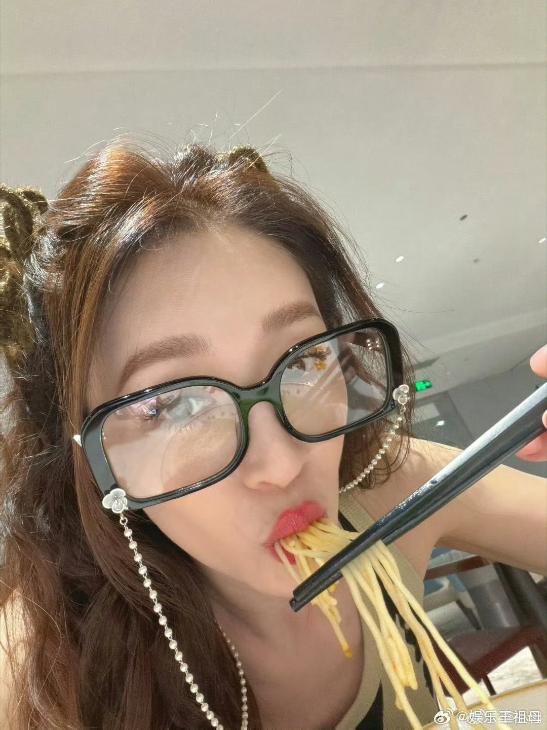 李小冉说在浪姐每天吃的东西全都一样李小冉说浪姐每天吃的都一样 录好六的李小冉吃粉