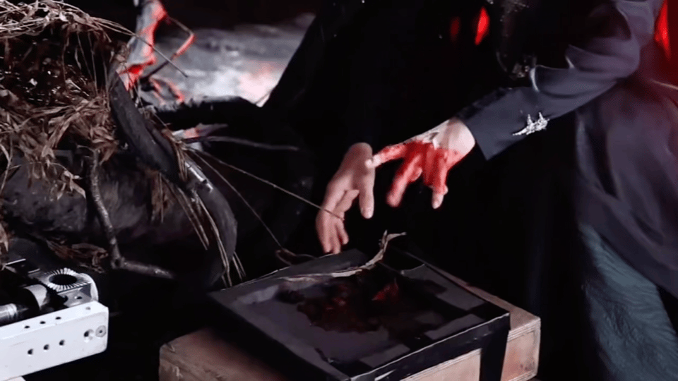 侯明昊一场戏用手砸了12下木板 侯明昊这场戏真的太让人动容了！36秒内，他用手一