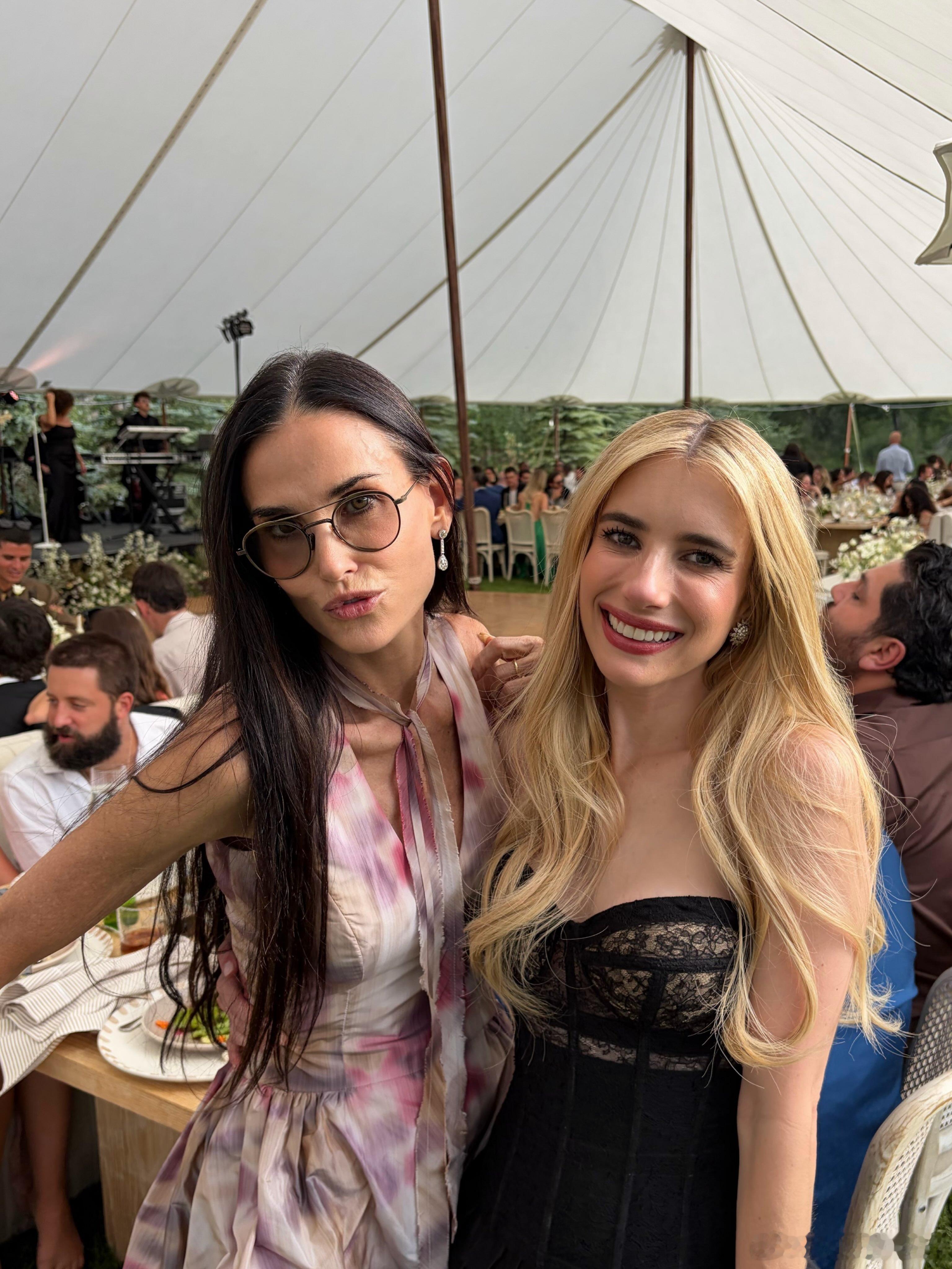 Emma Roberts艾玛罗伯茨在婚礼上和Demi Moore的合影，比较意外