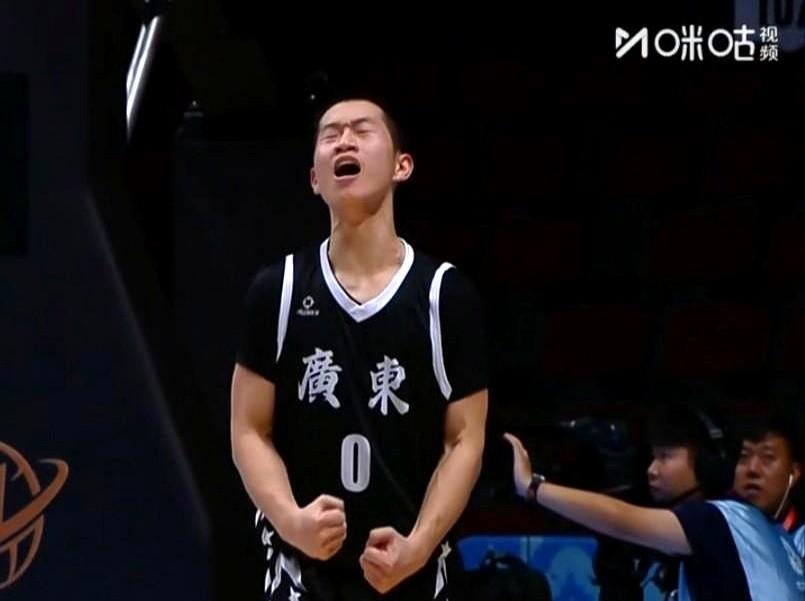 广东队U18新星何文炜闪耀半决赛，被誉"又一个徐杰"

能把球控得稳、投得准，还