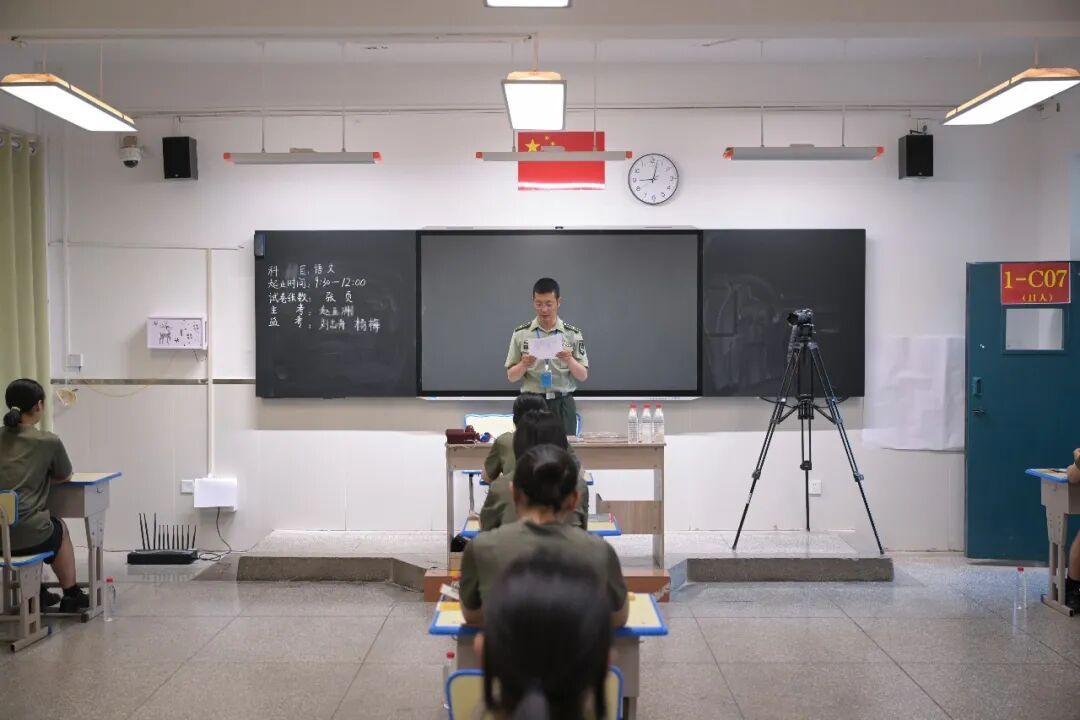 大学毕业生要是专业对口，能走直招士官。而且 2024 年有新规：大专学历士兵满足