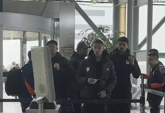 山东泰山出征武汉，客场挑战武汉三镇！
四外援随队前往，泽卡虽然此前已经参加合练，