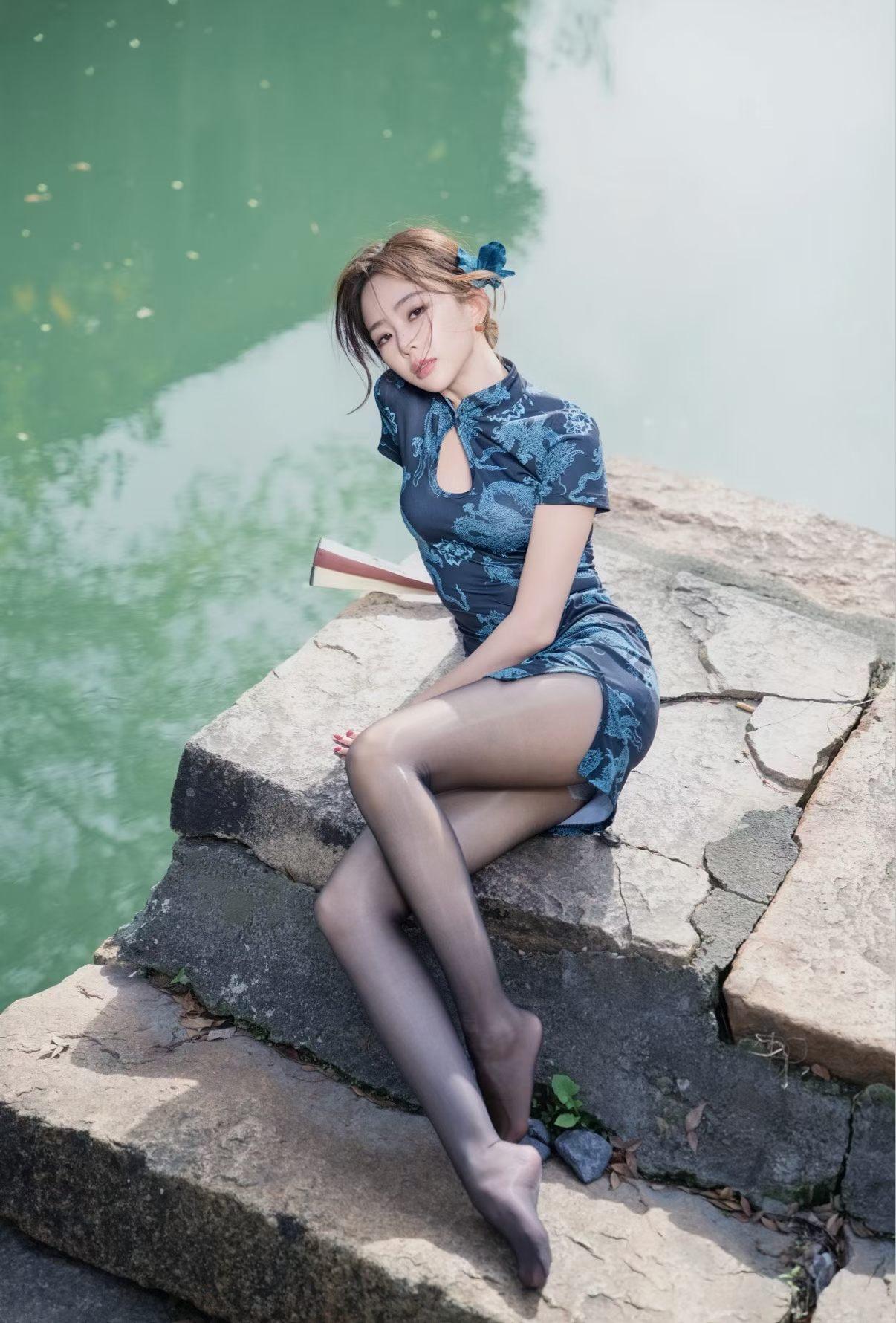 蓝调旗袍，湖畔静坐，古典韵味，优雅迷人。