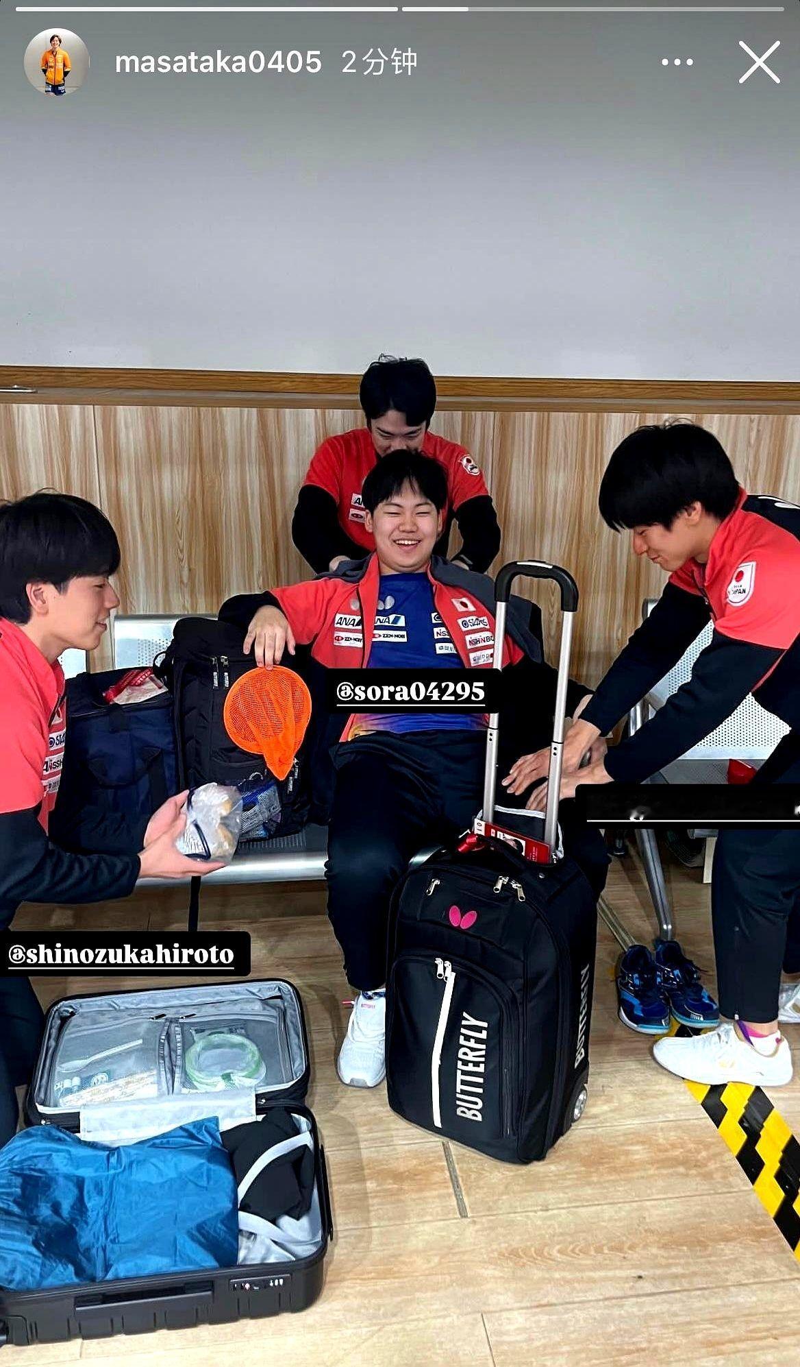 篠塚大登把饭团塞到户上隼辅嘴边那一刻，日本乒乓球队的流量密码就亮了：按摩的、捏肩