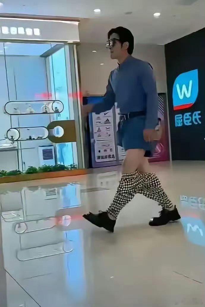 天哪，差点看走眼了，我还以为帅哥的裤子掉下来了。原来是套了一条小孩的裤子……  
