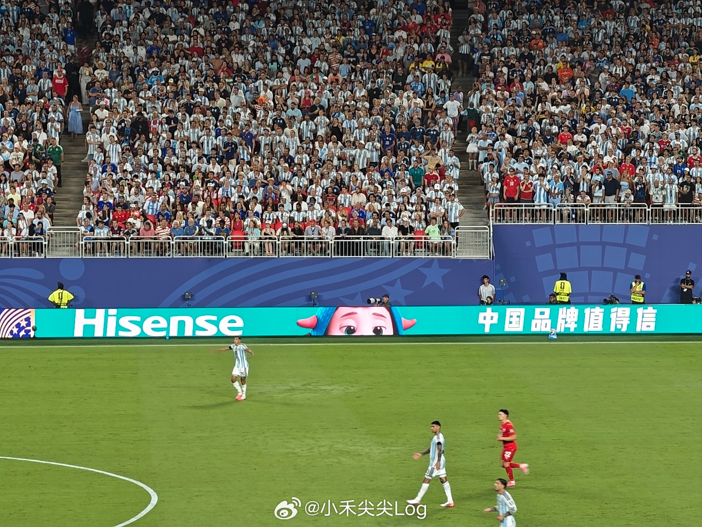 中国身影刷屏世界杯焦点战阿根廷这场踢完，球没记住几个，倒是场边围挡又更新了。"山