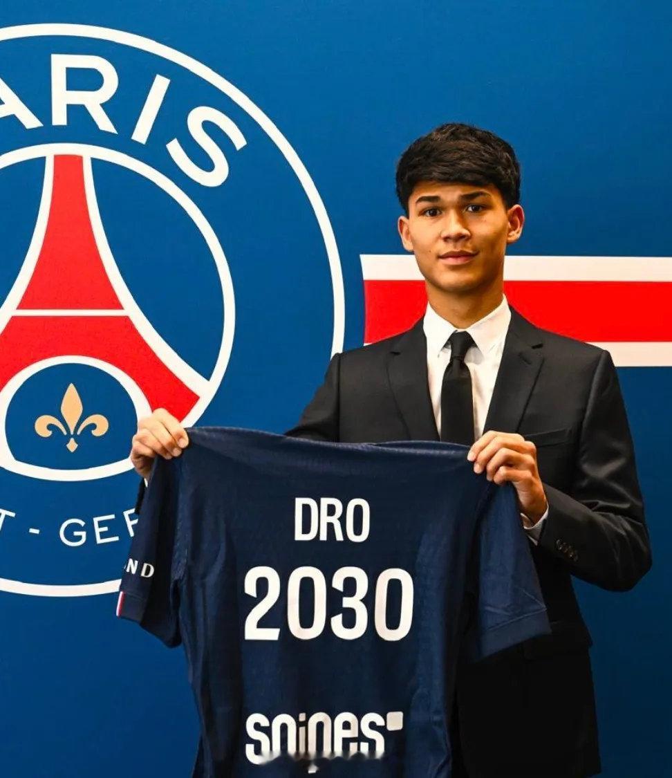官方：巴黎宣布从巴萨签下了德罗，双方签署了一份2030年到期的合同。据悉，巴萨收