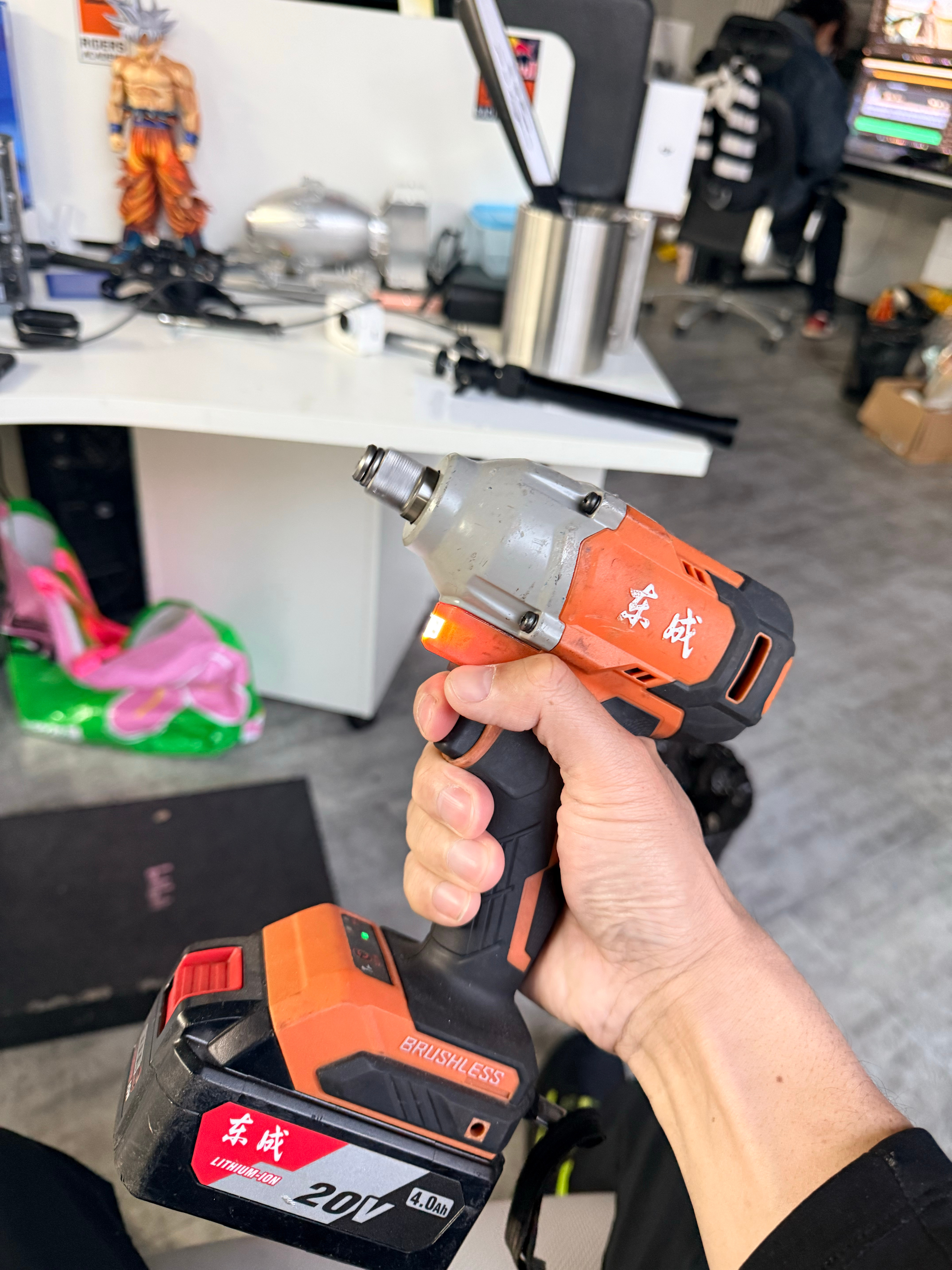 我几年前这个廉价款电扳手，买的时候给我配了个背带，我还想拆装个螺丝为啥要背身上，