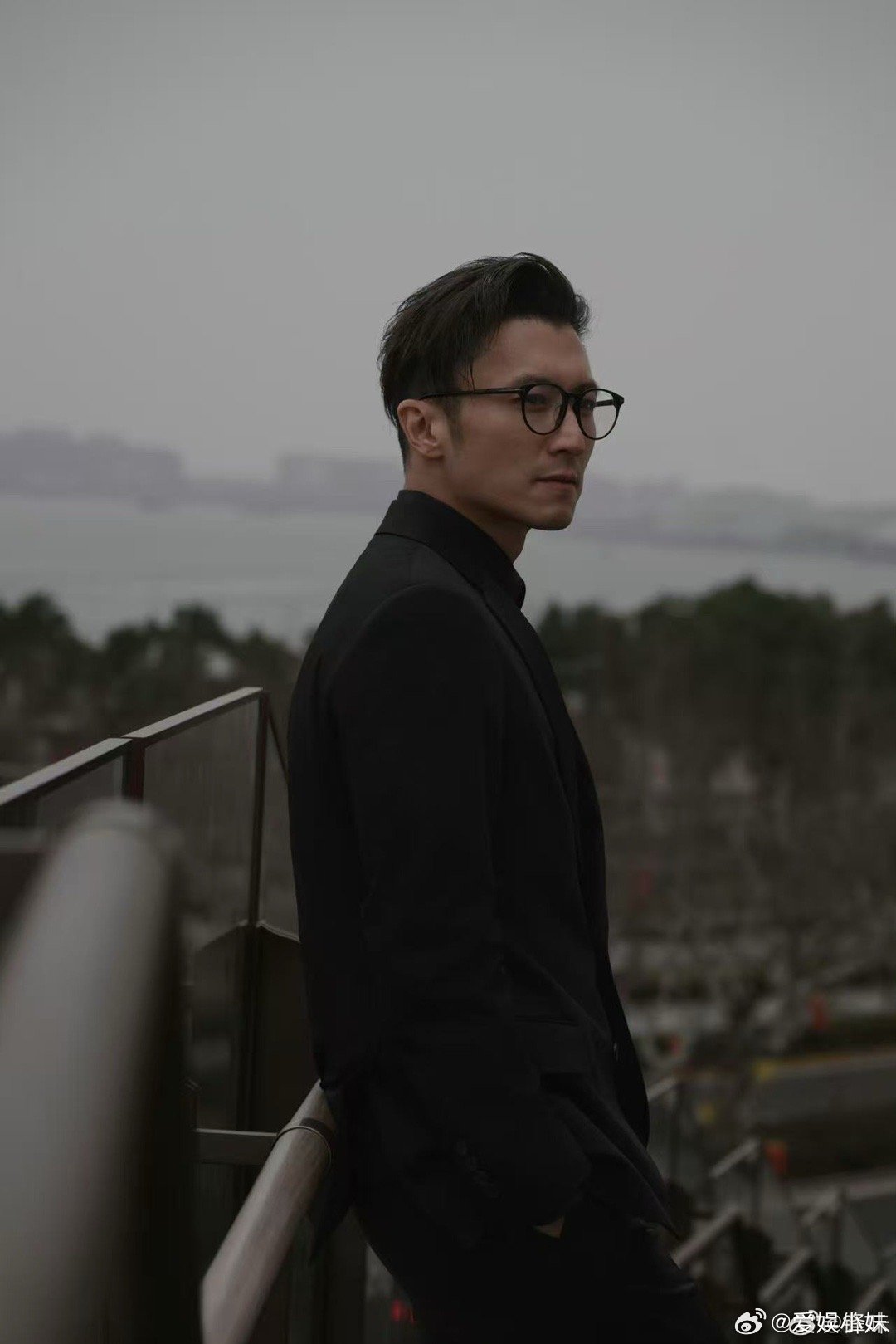 谢霆锋一到关键时刻就摔吉他从演唱会主题到新歌内核，Evolution贯穿始终。谢