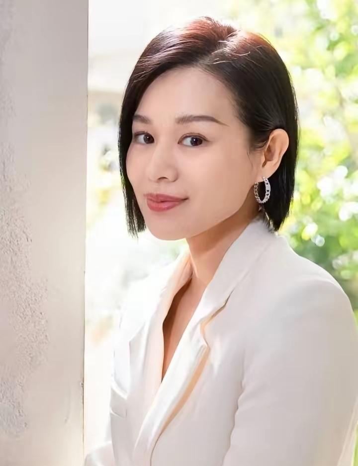 2026年，记者问胡杏儿:“你老公知道黄宗泽是你的前男友吗？”胡杏儿大大方方地说
