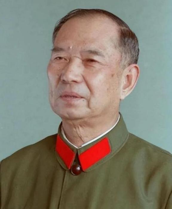 1982年，开国少将尤太忠视察部队，见一副团长好生眼熟，暗骂一句大事不好，立刻打