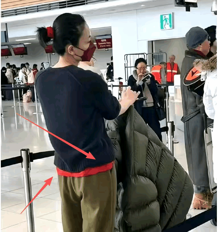 凌晨的王菲又冲上热搜了
这回不是因为谢霆锋
​而是因为一张机场生图的穿衣打扮，网