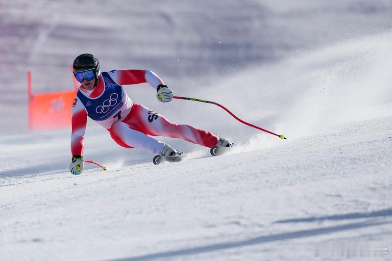 高山滑雪男子超级大回转赛场，此前已在滑降和团体项目中连摘两金的瑞士选手冯阿尔曼再