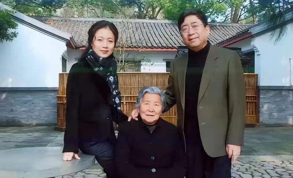46岁的余秋雨再婚，娶了小16岁的黄梅戏名角马兰。 新婚夜，他提了个尴尬请求：继