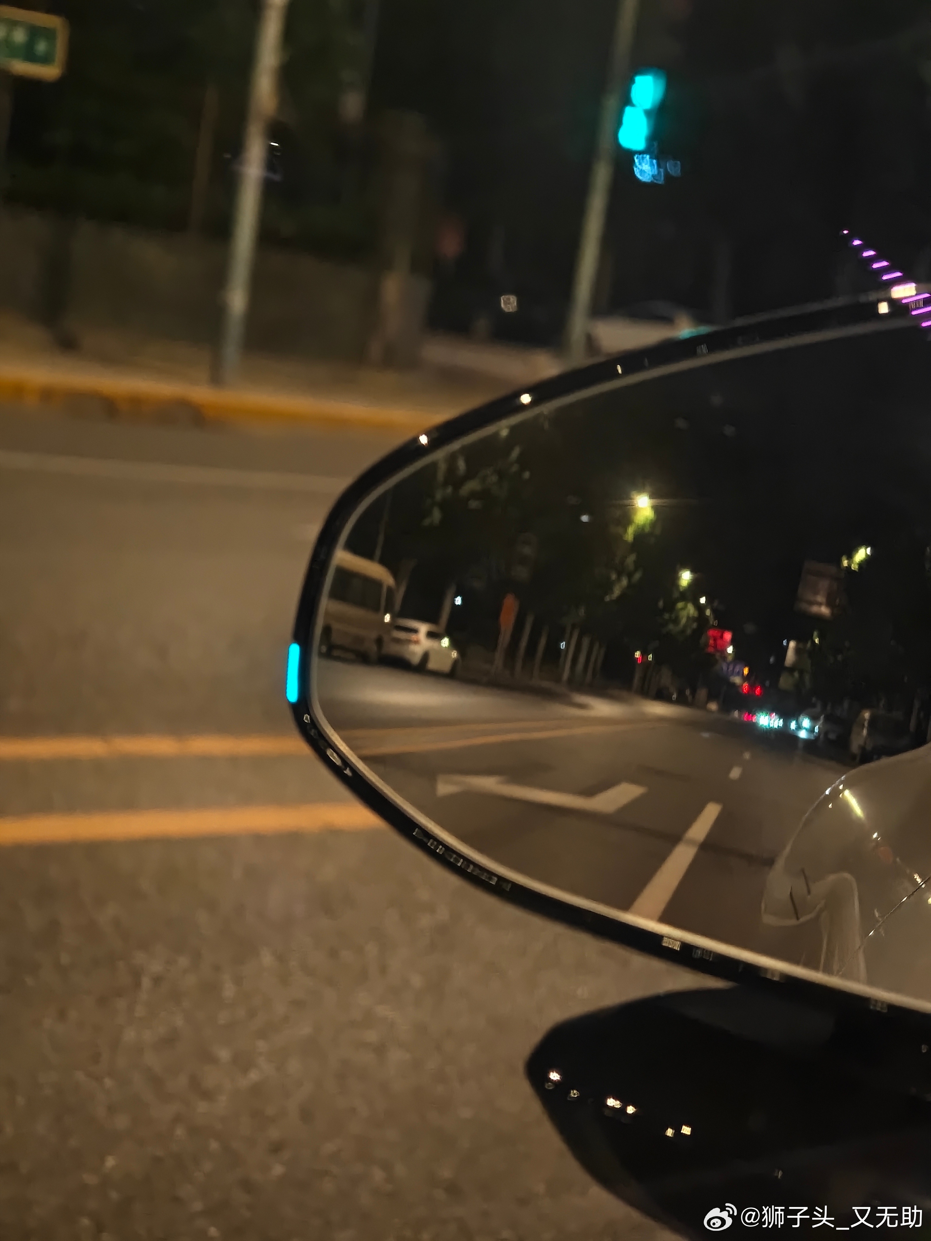 几块钱，这情绪价值不都来了？后来咨询了一下，据说这个小蓝灯没有延伸的让驾驶员看到