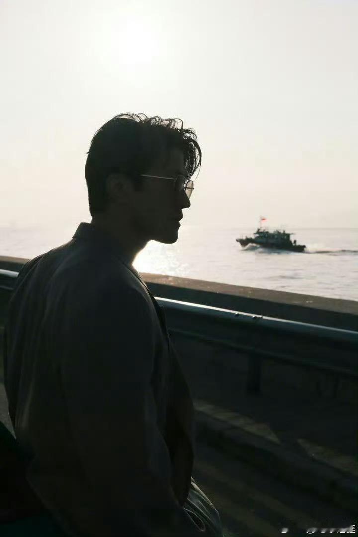 十日终焉官宣李治廷李治廷转发十日终焉港风硬汉适配无限流！李治廷自带冷峻氛围感，完