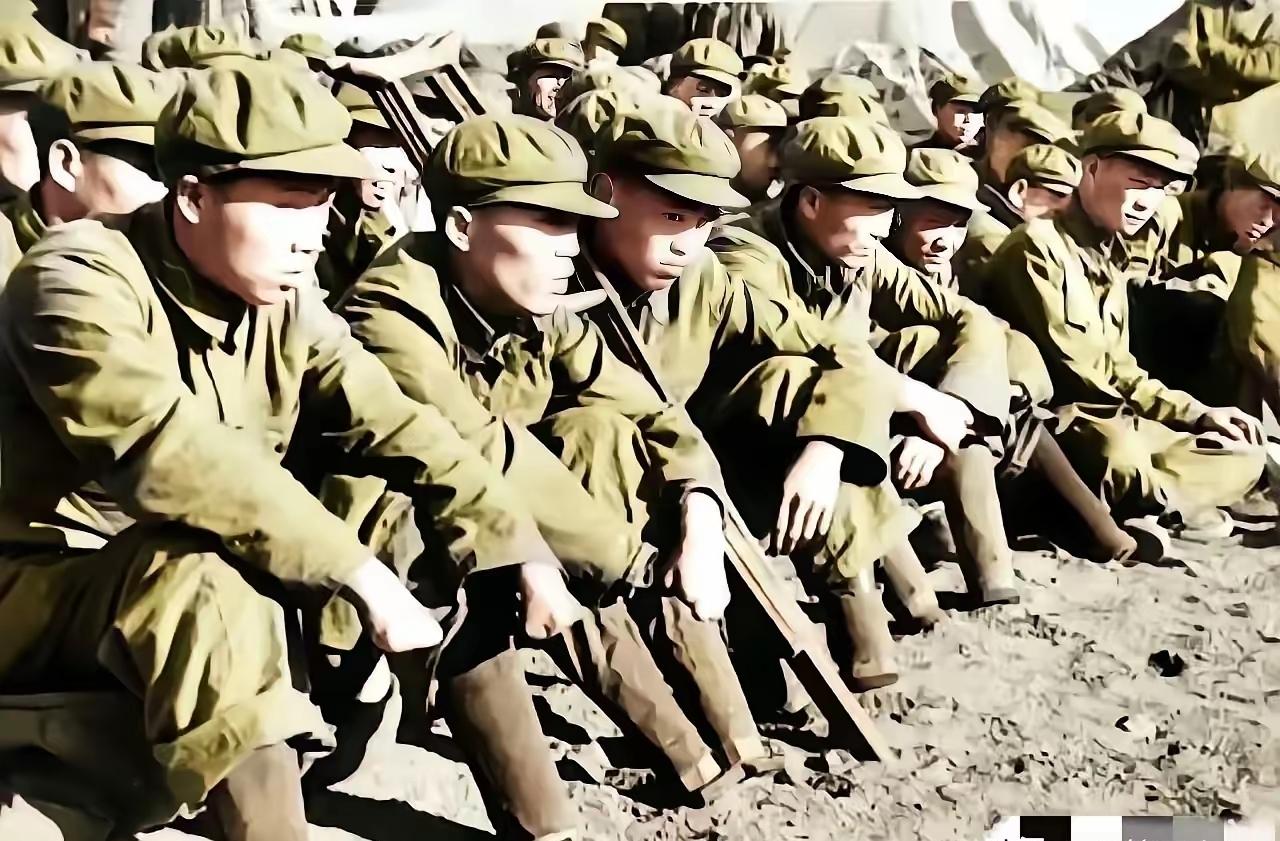 1955年，一位苏联摄影师拍下的这张照片，让人既震撼又心痛。这是一群因伤致残的志