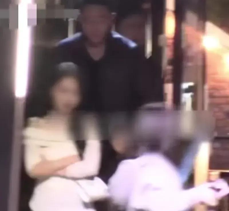 汪小菲竟然学王思聪，带两名美女回家，还突然在大街上怜香惜玉，做了件让美女无比感动