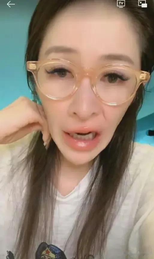 萧亚轩，心态好！一心培养男友，转眼人家因一堆狗粑粑的缘分和别人结婚了！

19 