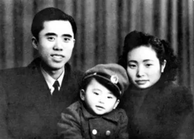 四川理科状元报考哈军工，身高差2厘米、近视600度被刷。招生老师翻档案看到母亲一