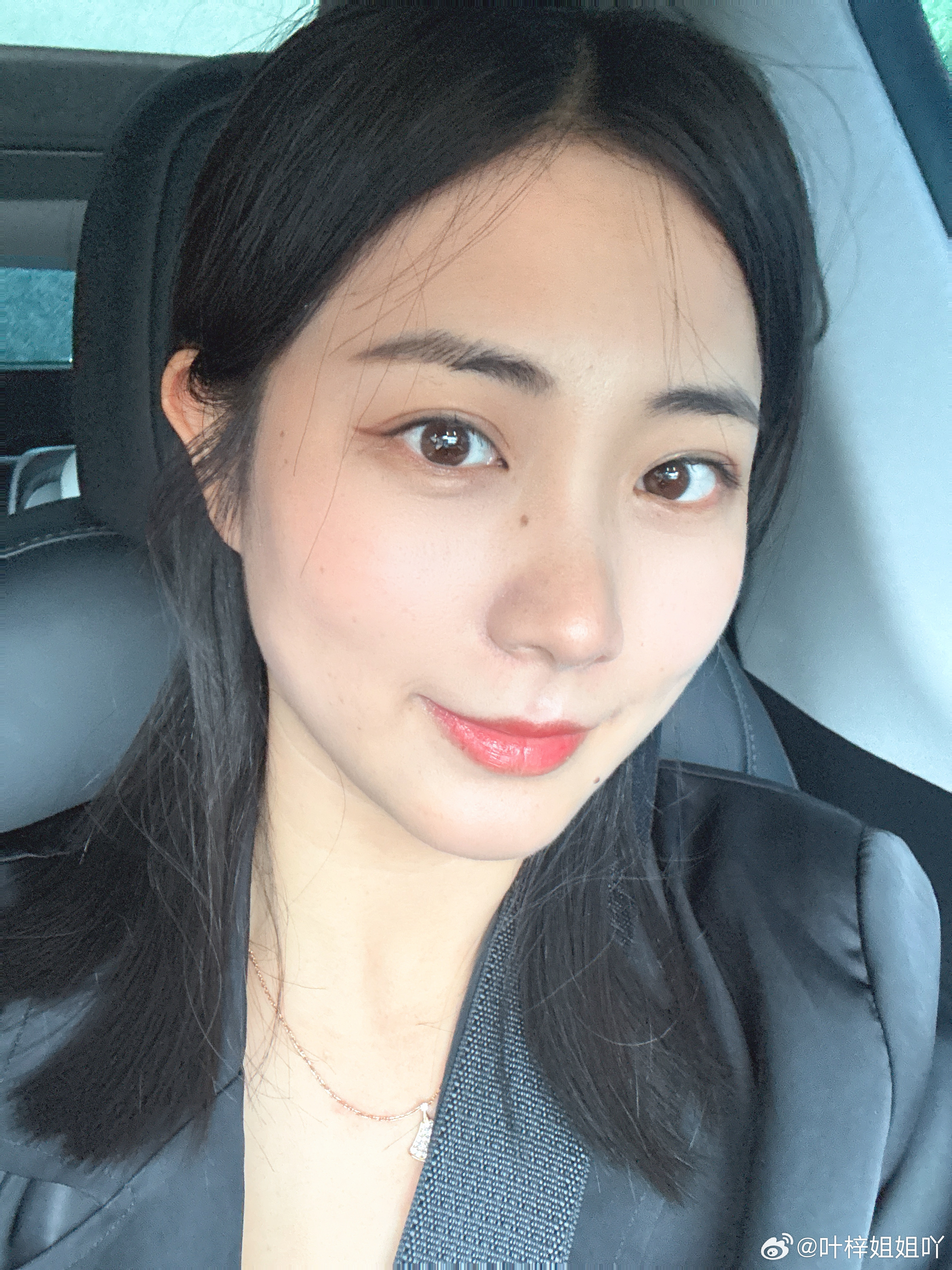 今天化了美美的妆，提M9去咯～问界m9