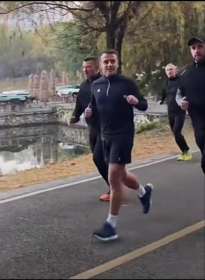 马克龙总统穿着短裤在成都锦城湖公园晨跑，要知道今天成都清晨的气温只有10℃左右。
