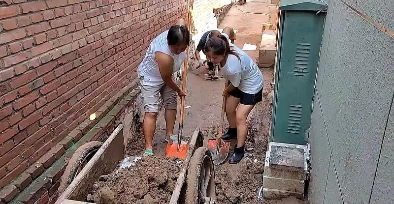 2019年3月28日，河北南宫一个村里，路家请人翻修旱厕。挖到不到一米，工人看见