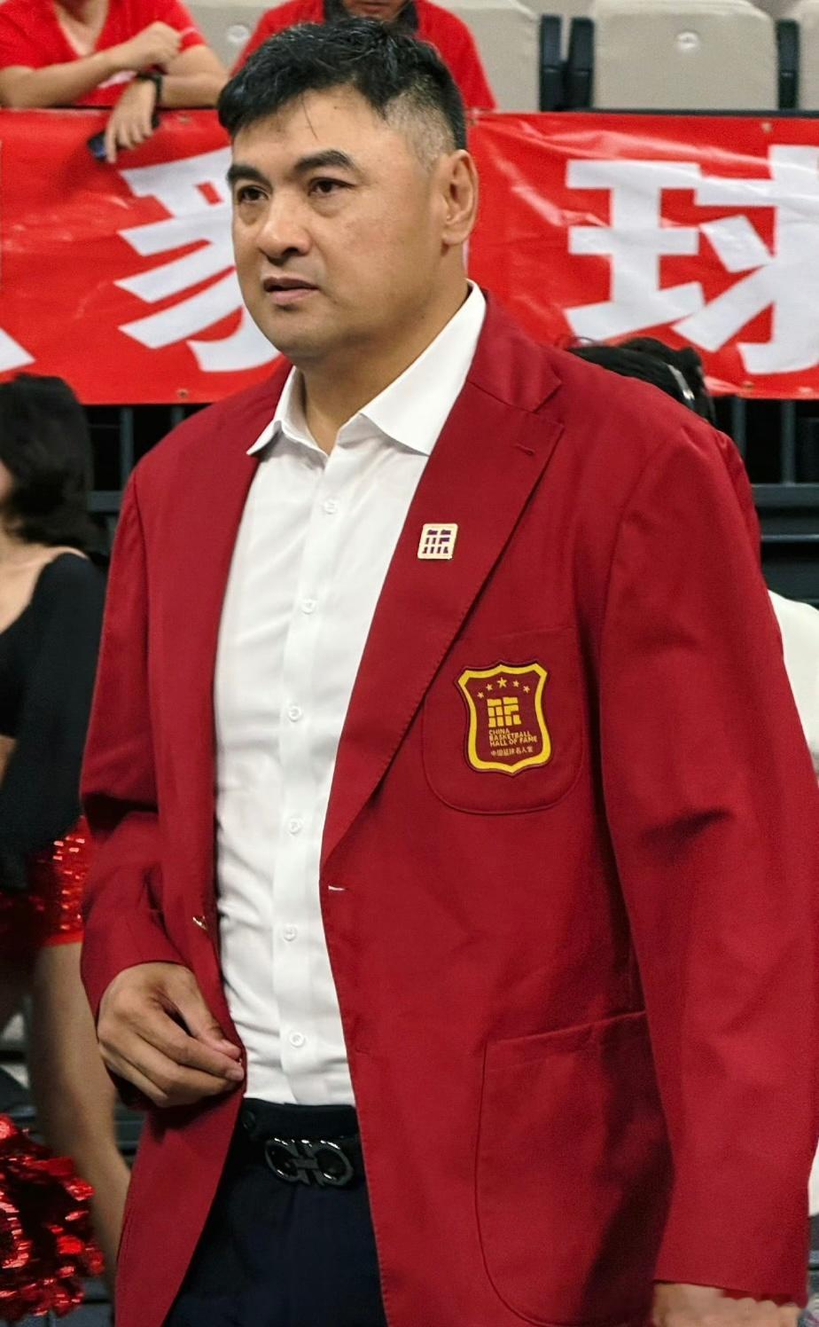 战神刘玉栋亲临为CBA最佳球员贺希宁颁奖中国篮球名人堂成员、“战神”刘玉栋，目前