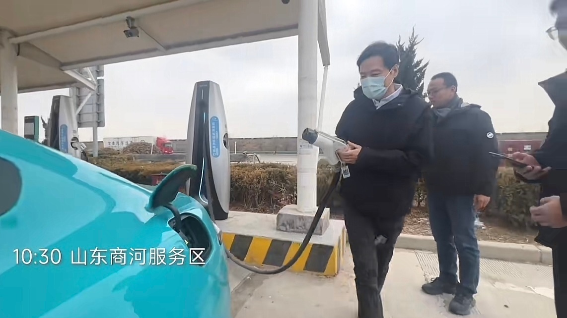 真是车红是非多！雷总给小米苏七充电，就因为有两个人在边上，就说充电需要三个人抬？